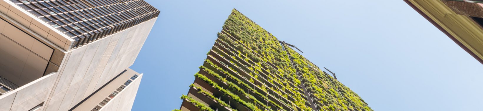 Gratte-ciel avec fleurs et vegetation le long des balcons