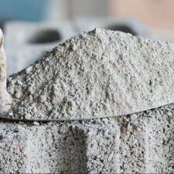 Ciment ou mortier poudre de ciment avec une truelle posee sur la brique pour les travaux de construction.; Shutterstock ID 560099371